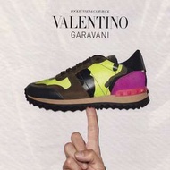 VALENTINO經典休閒鞋  迷彩螢光粉紅配色 麂皮小牛皮鉚釘運動鞋 sneakers 37號 Nike roshe 正品