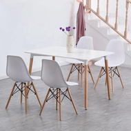 Set dari 4 Desain Utama Kursi Plastik Furnitur Rumah Meja Makan Set