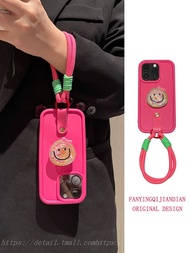 Mooming Sand Smile Face Holder กรณีโทรศัพท์สำหรับ iPhone14promax Rose กรณีโทรศัพท์สีแดงสำหรับ iPhone13 กระเป๋าสะพายมือสำหรับ iPhone12 Promax กระเป๋าสะพายสำหรับ iPhone11