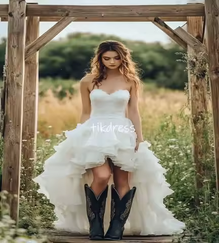 Country Style Cowgirl Wedding Dress 2025 Hi Low Boho Short Bridal Dress Tiered Sweetheart Lace Beach