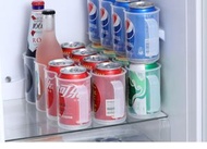 鯨品購 - 冰箱收納盒（1個裝） 易拉罐啤酒飲料整理冷藏收納籃 罐裝可樂汽水 手提收納籃 冰箱收納盒 透明塑膠冰箱整理器 可堆疊罐頭分配器 用於飲料調味品和食物儲存