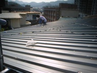 鐵皮屋搭建、屋頂防水、隔熱效果佳、每坪5600,盛餘鋼鐵鋁鋅55%可拉壯板材,聰明的你最佳選擇