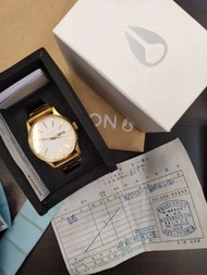 *9.5成新原價8893NIXON 金色白底手錶 20H 不鏽鋼錶帶男錶 尼克森 $4800 詳細規格：  錶面 -白面  機芯-石英機芯  動力-電池  錶帶-??鏽鋼錶帶  防水-生活防水100米