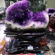 烏拉圭紫水晶洞奇石擺件 原皮原礦 濃郁顏色的晶芽 很溫柔的薰衣草紫?帝王紫 晶體通透有水潤感 說明他