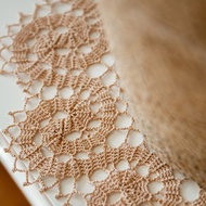 桌旗 | 家飾品 | 桌巾 | 手工鉤針編織桌巾 | 東歐風桌墊 White and beige lace doily for table decor