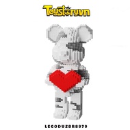 Non-Lego Gấu Bearbrick 32cm Gấu Ôm Tim Màu Trắng – Xám LEGODUZBR8979