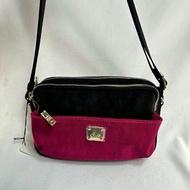Bonnie 專櫃Cats包包3296尼龍材質 多格層 橫式小斜背包 桃紅配黑 特價$1480