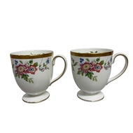 二手 Wedgwood Grace 馬克杯，白色，花卉圖案，包含一個茶杯和一個咖啡杯。一套兩個。