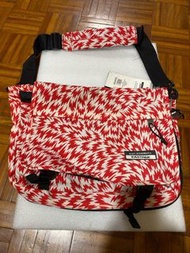二手eley kishimoto eastpak大背包Eastpak x Eley Kishimoto 紅色卡杜羅尼龍閃光印花郵差包