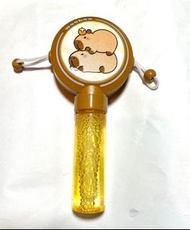 全新 日本卡皮巴拉專門店 水豚 手搖鼓、沙錘、肥皂泡吹泡泡三合一玩具