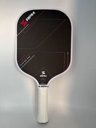 全新RPM Friction Pro匹克球拍，碳纖維材質 16mm厚度 USAPA認證 寬板拍面大 控球好 進攻防守都能用 揮拍輕盈 耐用性好 適合進階和專業選手