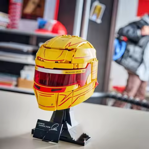 884pcs Scuderia HP Lewis Hamilton Helmet Bricks Model Building Blocks Race Car Merchandise Assemble 