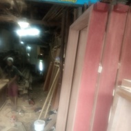 kusen pintu dari bermacam macam kayu bekas