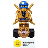 njo634 Lego Ninjago Legacy 71738 - Jay Pearl Gold Minifigure with 10th Years Stand & Weapon - New