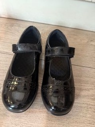 女童返學黑皮鞋