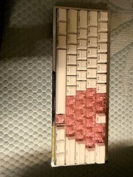 满改客製化機械鍵盤內膽：Wooting 60HE + Module 外殼：鏤空鏡面銀鏡外殼 定位板：銀碳纖維定位板 軸體：全八寶軸 附保固 聲學套件：底棉 + 夾心棉（進口井上Poron） 衛星軸：精