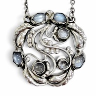 狀況極佳 △ Georg Jensen 259 月光石花朵 T 字形吊墜項鍊，925 純銀，丹麥製造，重 30.6 克，女士款。