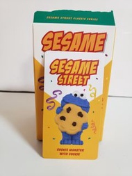 Pop mart ,Sesame street,Cookie monster with cookie