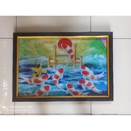 Hiasan dinding cetak gambar lukisan ikan koi melompati gerbang naga plus bingkai ukuran 45x65cm