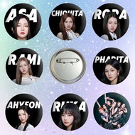 宝怪吧唧BABYMONSTER名字徽章郑雅娴 胸针周边饰品 Ahyeon角妹挞260411 BABYMONSTER Name Badge, Ahyeon Brooch, Peripheral Acce