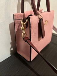 全新 COACH 蔻馳 CALLY 金馬車Logo鵝卵石紋粉X酒紅色皮革迷你琴譜兩用包