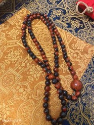 雞血玉108粒佛珠 收藏級 粒粒黑紅颜色分明，中國歷史文化相傳大紅都係辟邪護身的，而天然形成的效果更甚，因為其來之不易 係長埋在地下歷經千萬年，所謂吸收天地之靈氣加上苛刻自然條件才可形成，而且雞血玉含