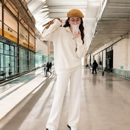 AP52 ( Airport look)ชุดขึ้นเครื่อง เนื้อผ้าไหมพรมเนื้อหนาปานกลาง คอสามารถรูดขึ้นเป็นคอตั้งหรือรูดลงเ