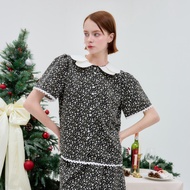 Adoris เสื้อ Miss Daisy Wavy Ribbon Shirt เสื้อลายดอกเดซี่ คอปกบัวสองชั้น แต่งระบายหยัก ผ้าใส่สบาย ไ