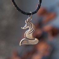 狐狸造型皮革繩項鍊。手工狐狸墜飾。動物飾品禮物。