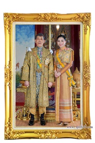 กรอบรูป รัชกาลที่10คู่พระราชินี สุทิดา ขนาดกรอบ 26x36 นิ้ว กรอบหลุยส์ สีทอง งานเกรดดีพรีเมี่ยม สวยงา