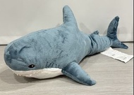 現貨 大鯊魚抱枕 長60cm 鯊魚娃娃 鯊魚靠枕 大鯊魚 可愛鯊魚 ikea鯊魚 大白鯊 娃娃布偶 玩偶 絨毛娃娃 禮物
