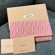 專櫃正品 MIU MIU 粉色 金屬標 抓皺 扣式長夾 多卡夾 發財包