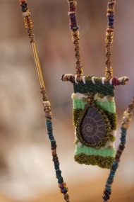 斑彩螺布藝編織頸鏈