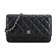 CHANEL 經典雙C LOGO菱格紋小羊皮WOC手拿/斜背包(黑色)/平行輸入