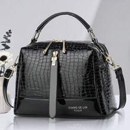 2025 New Textured Handbag Stylish Faux Leather Lightweight Business Casual Simple Pillow Bag Suitabl