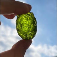 ผลึกดิบ Moldavite หินอุกกาบาตเทคไทต์สีเขียวธรรมชาติจากเช็กตัวอย่างที่ไม่เหมือนใคร