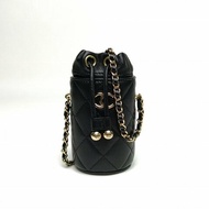 CHANEL 手工坊系列抽繩圓筒口紅包MINI黑色羊皮31開金扣肩背包