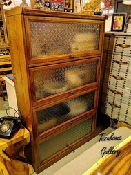 TAZU HOME 這套特別訂製的懷舊海棠花玻璃推拉玻璃門設計書櫃