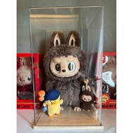 พร้อมส่ง - กล่องอะคริลิค ฐานไม้ ขนาด 35*35 สูง 60 กล่องใส่ Labubu - zimomo กล่องครอบ แข็งแรงแน่นอน