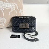 Chanel 孟買系列郵差包 黑銀油蠟皮23*16*6 98新配件塵袋