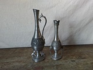 「泰國：錫製細頸雕花」花瓶(花器) × 2 —古物舊貨、懷舊古道具、擺飾收藏、早期民藝、錫工藝、南洋異國風藝品收藏