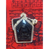 阿赞并徒弟👈阿赞撒噶义👈坤平👈 为了这款他制作的第一期派坤平师父打碎了他的恩师阿赞并当年制作最有名的两款💰💰💰59灵坤平，加入路过粉和S于非命的成年灵的G碎。