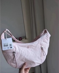 🎀lululemon新品粉紅色Slouchy新款牛角包肩 斜背包 6L/13L