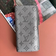 ::LOUIS VUITTON:: LV M81335 Brazza Shadow 淺灰皮革壓紋對開長夾