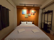 หลงกรุง โฮสเทล (Lhong Krung Hostel)