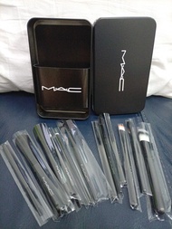 MAC 化妝掃連收納盒#12支化妝工具#胭脂碎粉掃#眉刷#眼影、陰影掃唇筆等等
