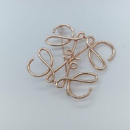 Loewe 羅威 Anagram 玫瑰金色黃銅 標誌 胸針