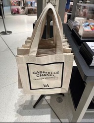 Chanel 香奈兒 Gabrielle x V&amp;A英國博物館 限量聯名帆布包購物袋  米色