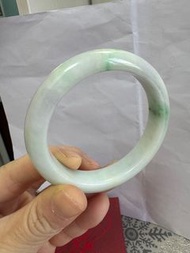 翡翠A貨糯化種帶綠玉手鐲，圈口57.5-58.5（1.52-1.56） 寬11mm左右