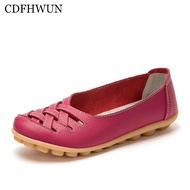 CDFHWUN Loafers สำหรับผู้หญิงขนาดใหญ่แบนรองเท้าหนัง Loafers แม่รองเท้าสบายๆ Lazy Shoes